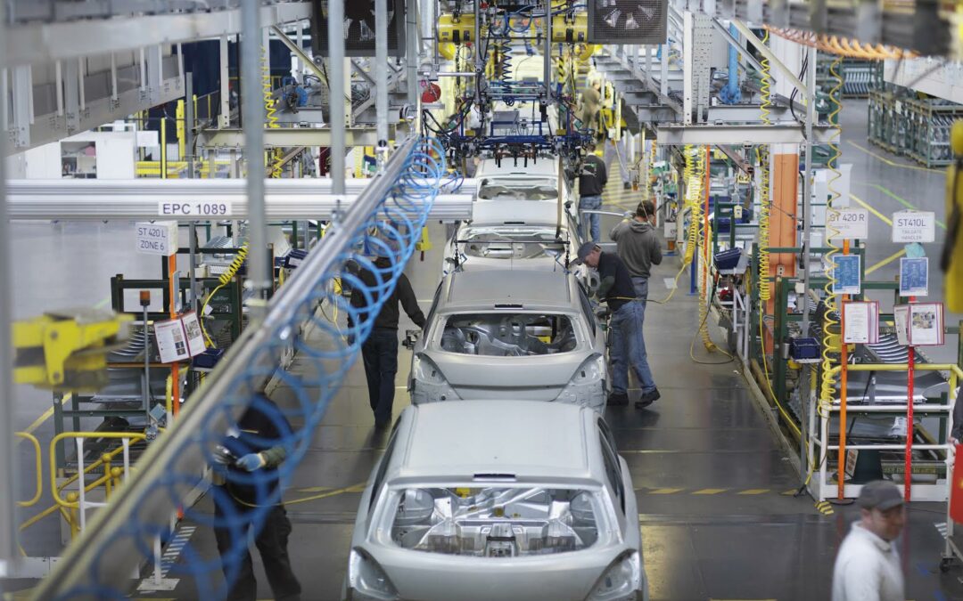 Renault suspende la actividad en sus plantas en Francia y España