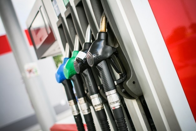 Precio del galón de gasolina en Estados Unidos cae por debajo de US$4