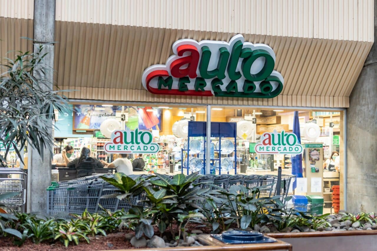 Costa Rica Auto Mercado recibe máximo galardón de Bandera Azul por sus