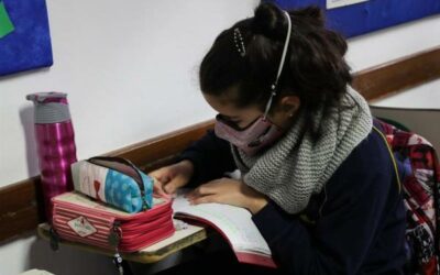 Clases por internet alejan a los estudiantes latinos de las universidades