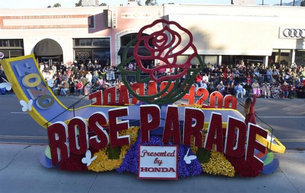COVID-19 obliga a cancelar el Desfile de las Rosas en 2021