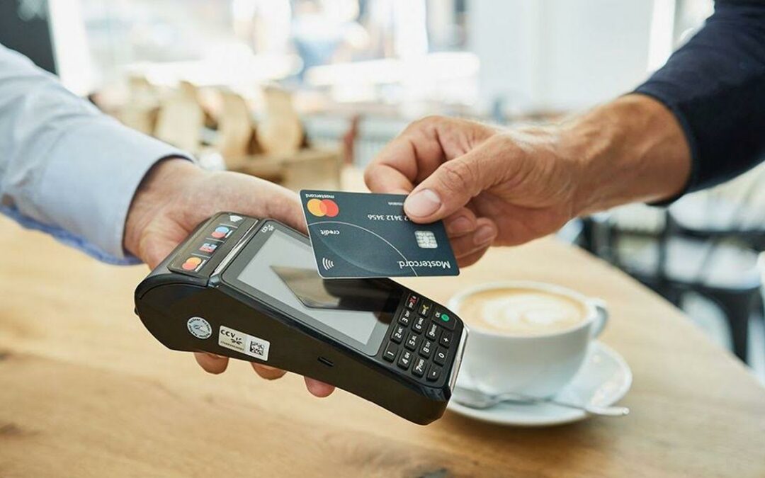 Cuatro de cada diez consumidores costarricenses cuentan con tarjetas de débito y crédito  