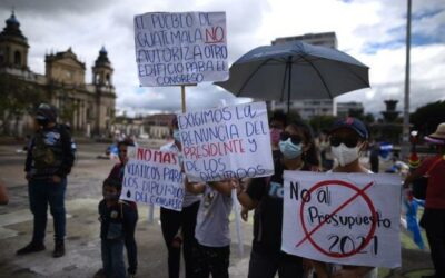 Decenas de guatemaltecos protestan de nuevo contra el presidente y el Congreso
