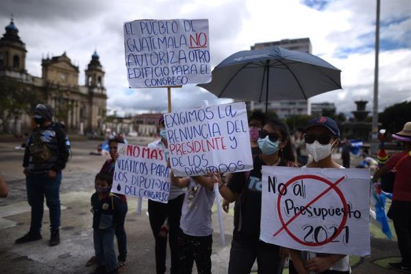 Decenas de guatemaltecos protestan de nuevo contra el presidente y el Congreso