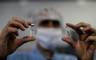 Florida ordena una auditoría tras descubrirse un millar de vacunas mal logradas