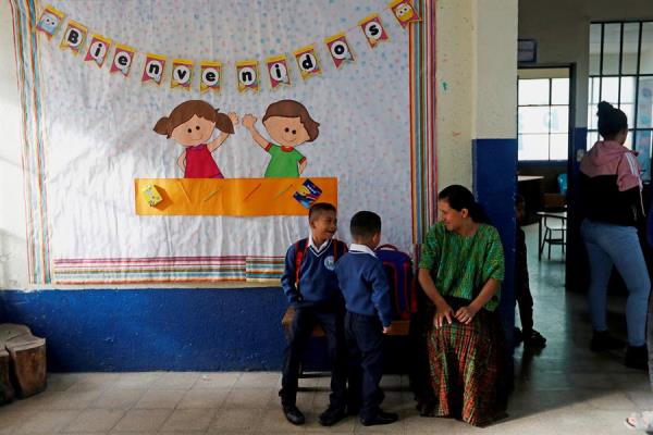 Guatemala planifica el inicio del ciclo escolar 2021 con clases híbridas