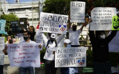 Salvadoreños protestan contra Bukele por los fondos para la pandemia