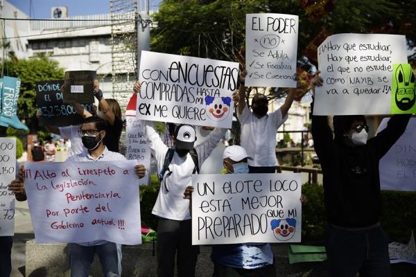 Salvadoreños protestan contra Bukele por los fondos para la pandemia