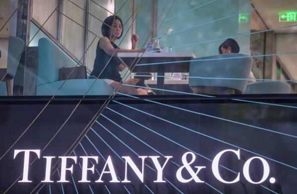 Accionistas de Tiffany aprueban la oferta de LVMH a un precio más bajo