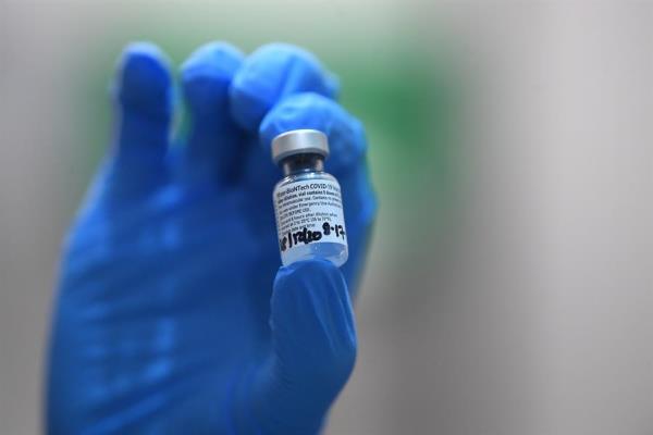 FDA de EE.UU. confirma la seguridad y eficacia de la vacuna de Pfizer y BioNTech contra la covid-19