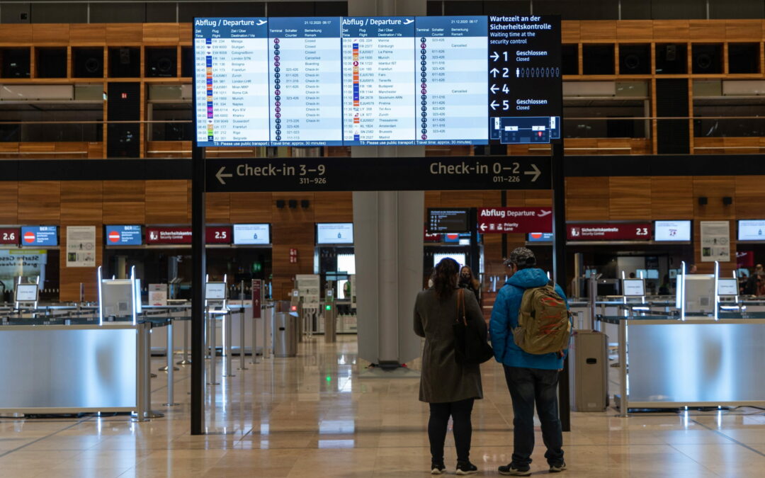 Caos en los aeropuertos británicos por falta de personal y cancelación de vuelos