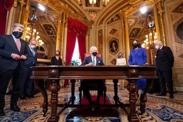 Biden firma los primeros documentos como presidente