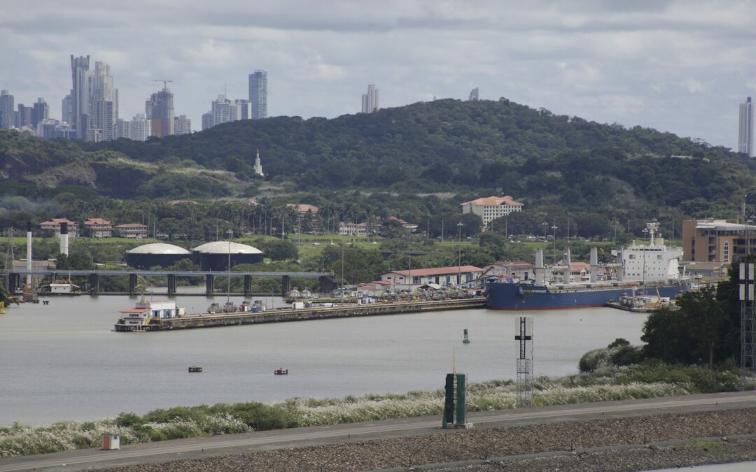 Canal de Panamá trabaja en la mejora del sistema tras el desbordamiento de sus esclusas