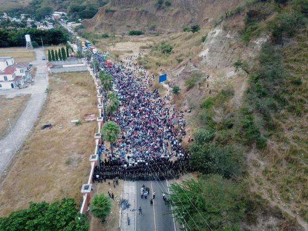 Caravana migrante continúa detenida en la carretera en el este de Guatemala