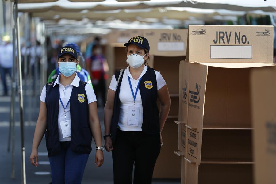 Retrasos en la apertura de centros de votación en los comicios en El Salvador