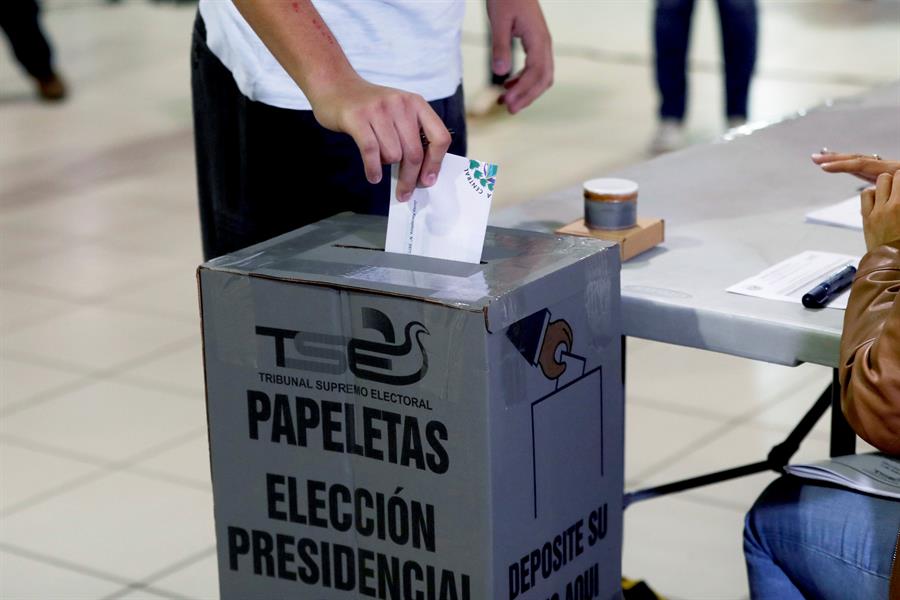 El Salvador comienza el reparto de paquetes electorales para los próximos comicios