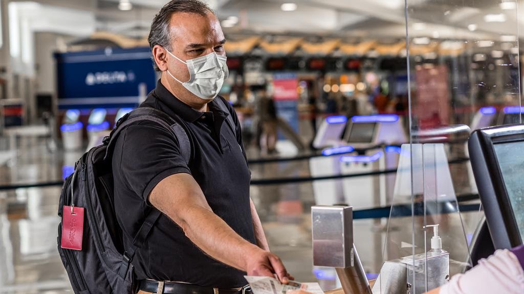 Mascarillas ahora son requisito federal en aeropuertos y aeronaves en EE.UU.
