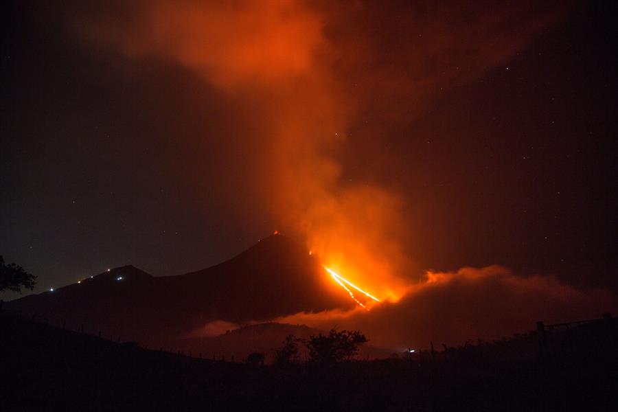Guatemala cierra tres rutas de aeronavegación por caída de ceniza volcánica
