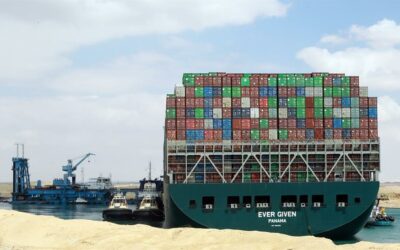 Canal de Suez sigue bloqueado por tercer día y más de 200 barcos esperan