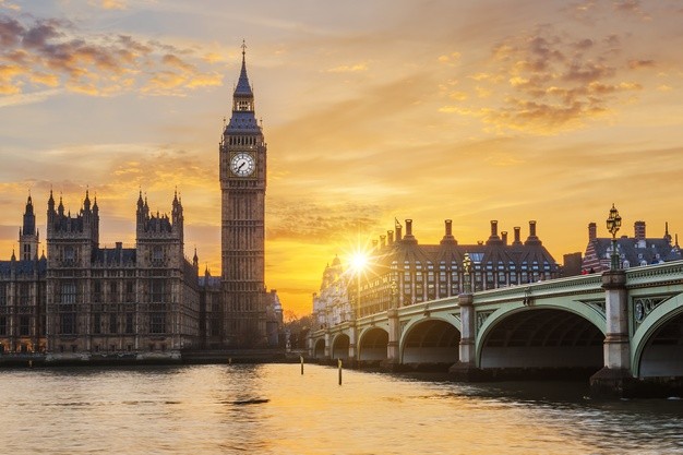Reino Unido elimina la lista roja de viajes pero exigirá test covid