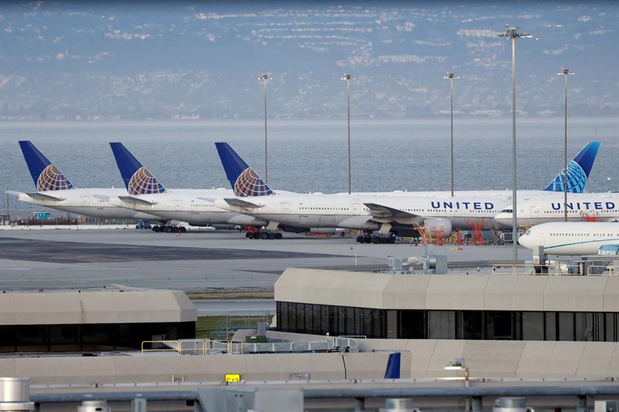 United Airlines seguirá recortando vuelos al tener a 3.000 empleados con covid-19