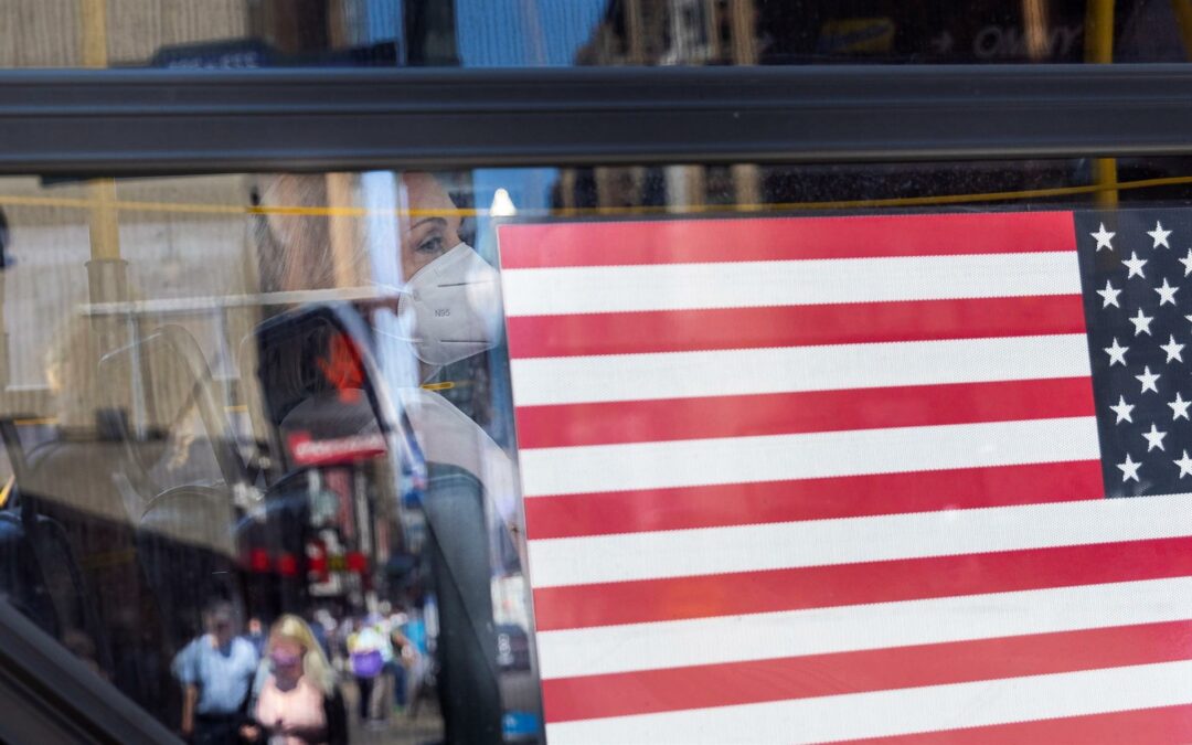 Los neoyorquinos salen a la calle con cautela en el primer día sin mascarilla
