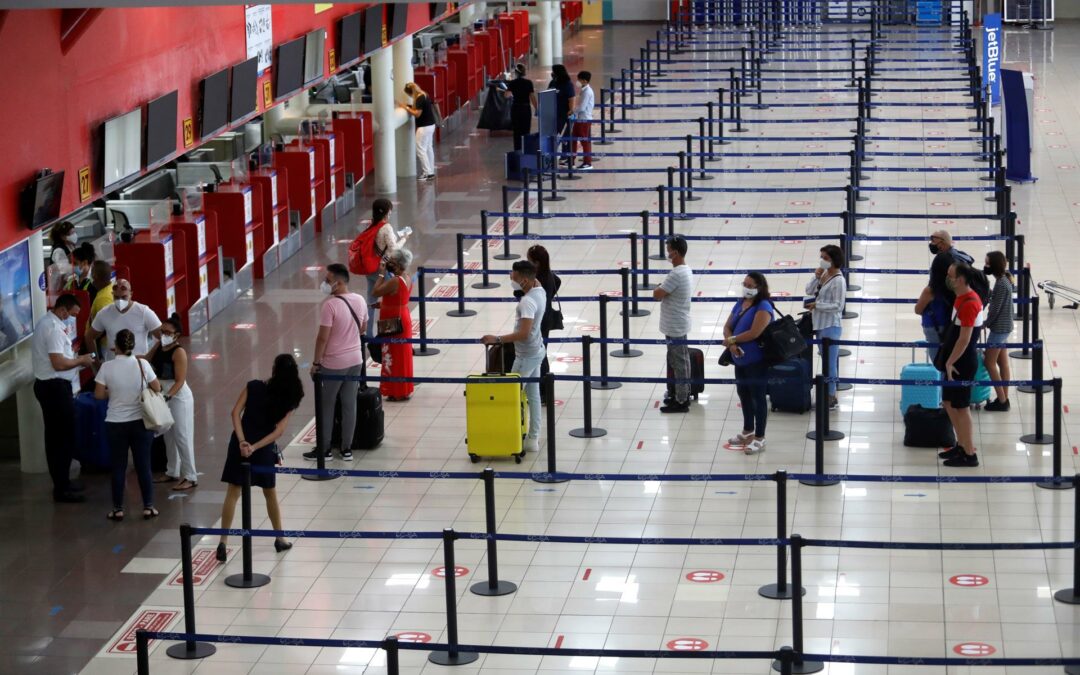 Aeropuertos cubanos suspenden la venta de divisas a viajeros por falta de liquidez