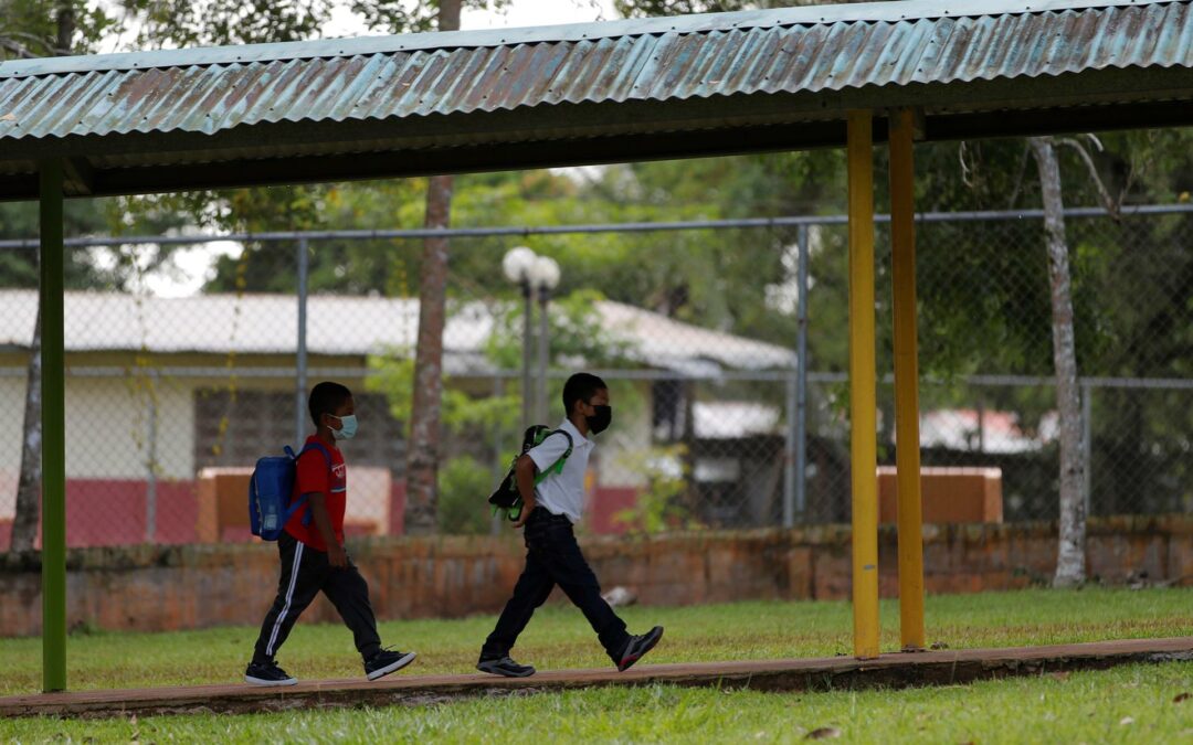 Pocas escuelas reabren en Panamá tras más de un año cerradas por la pandemia
