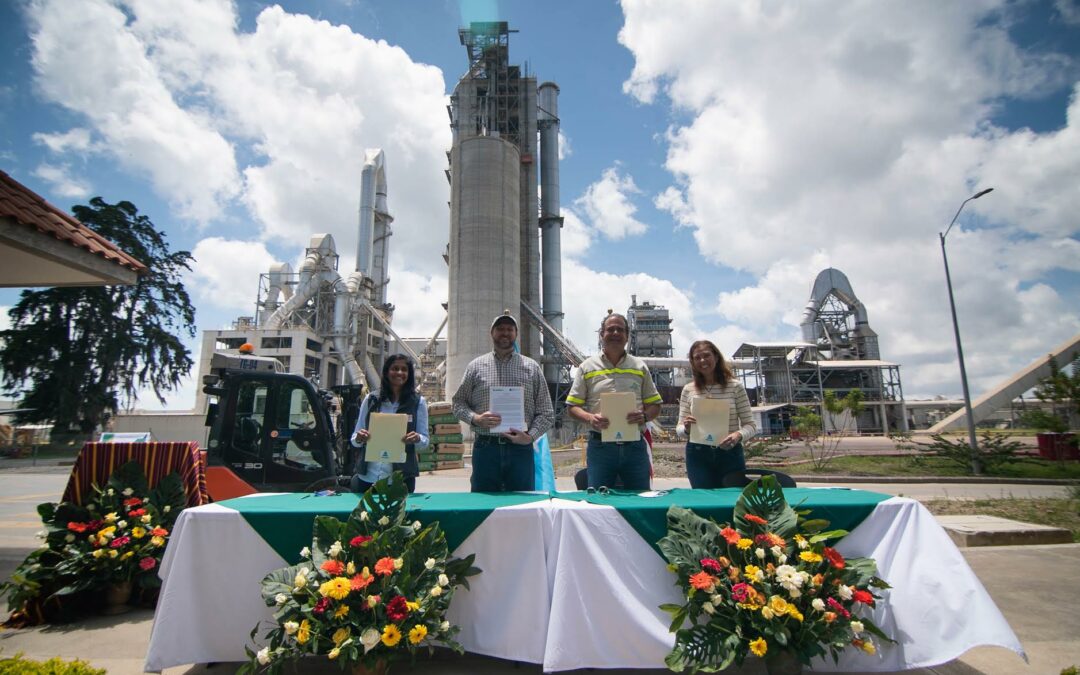 Representantes del Gobierno de los Estados Unidos visitan planta PROGRESO en San Juan Sacatepéquez