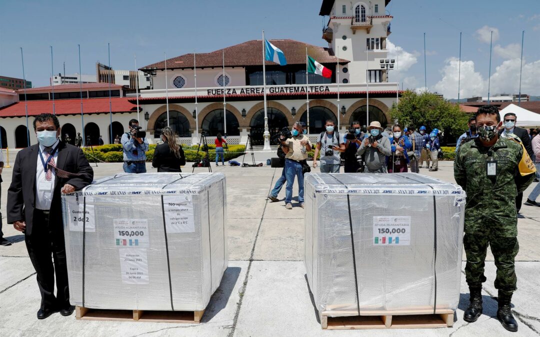 México entrega a Guatemala un primer donativo de 150.000 dosis de AstraZeneca