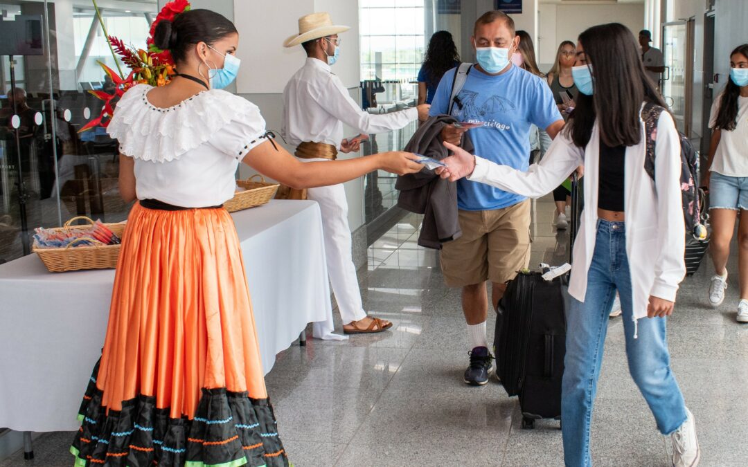 A un año de la reapertura de fronteras aéreas, Costa Rica ha recuperado la mitad de viajeros pre pandemia