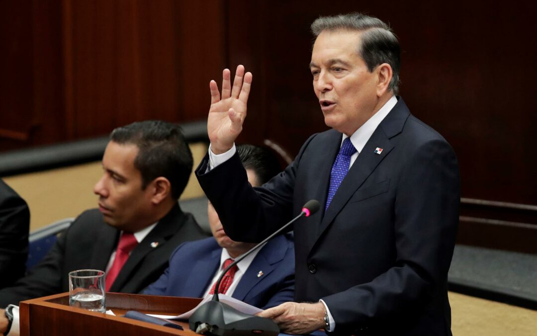 Presidente de Panamá sanciona polémica ley que mejora salario de funcionarios