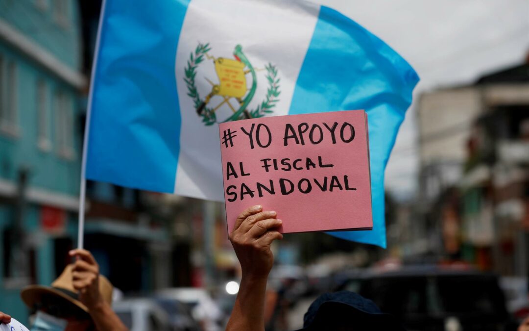 Guatemaltecos exigen renuncia del presidente Giammattei y de fiscal general