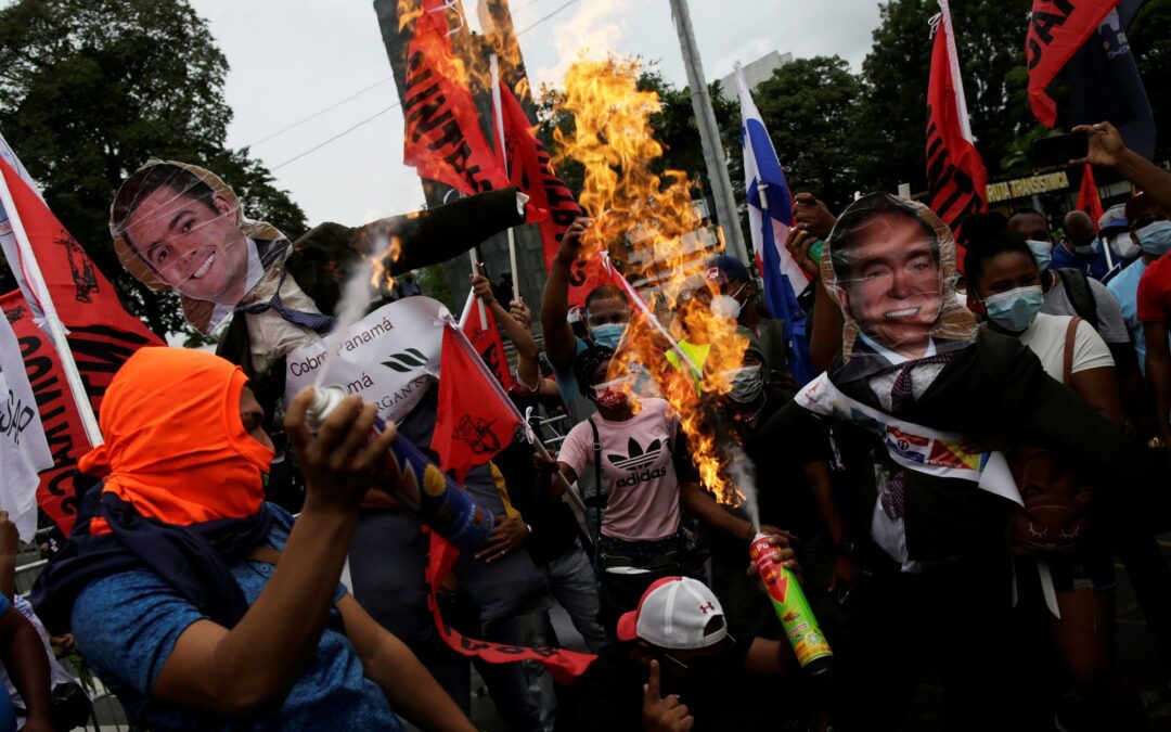 Manifestantes y policías se enfrentan en el aniversario del Gobierno de Panamá
