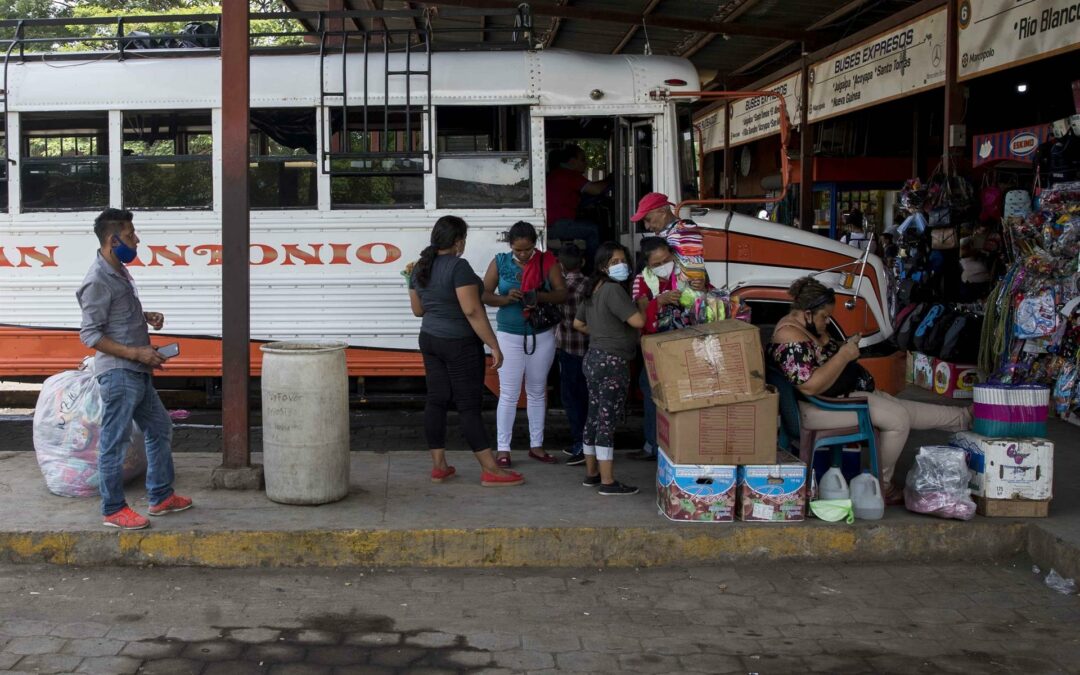 Ola de arrestos en Nicaragua empuja al exilio a opositores y profesionales