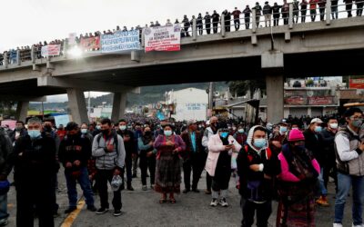 Guatemaltecos bloquean carreteras y exigen la renuncia del presidente y la fiscal