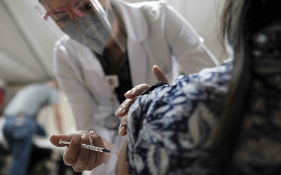 Farmacéuticas piden a la población centroamericana confiar en la vacunas anticovid