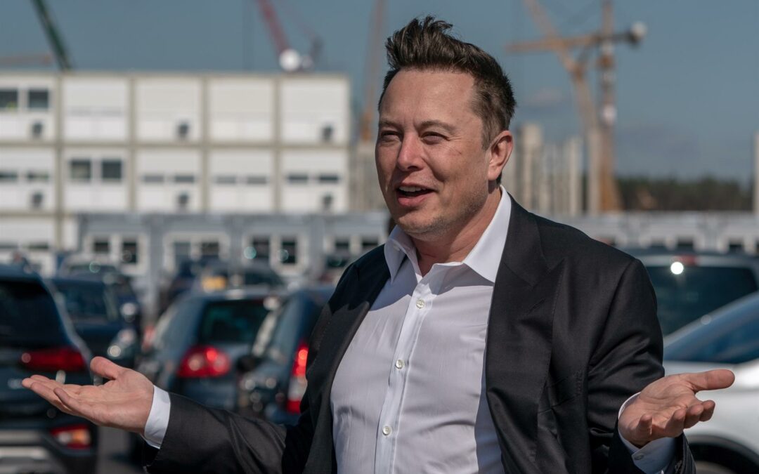 Elon Musk anuncia un robot humanoide en medio de investigaciones sobre Tesla