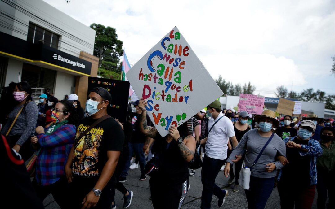 Miles de salvadoreños protestan contra el Gobierno de Nayib Bukele