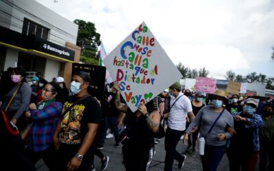 Miles de salvadoreños protestan contra el Gobierno de Nayib Bukele