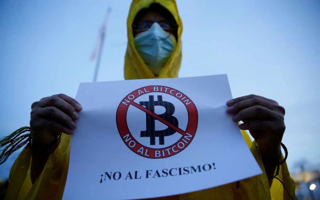 Salvadoreños muestran desinterés y rechazó al bitcóin, según encuestas