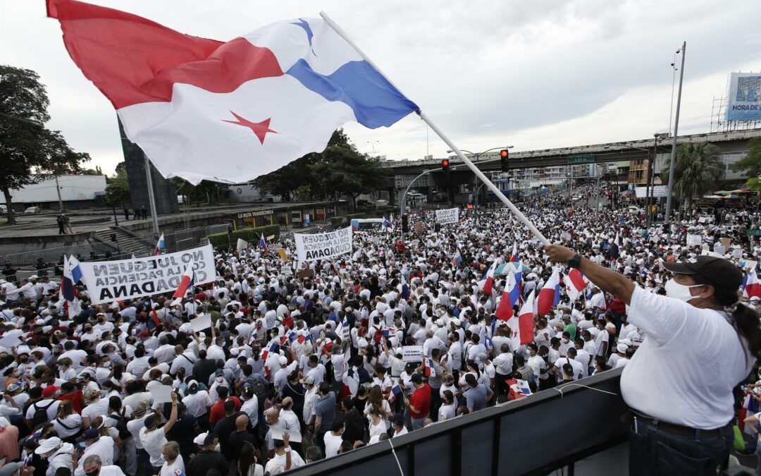 Masiva protesta contra el Parlamento de Panamá por una reforma electoral