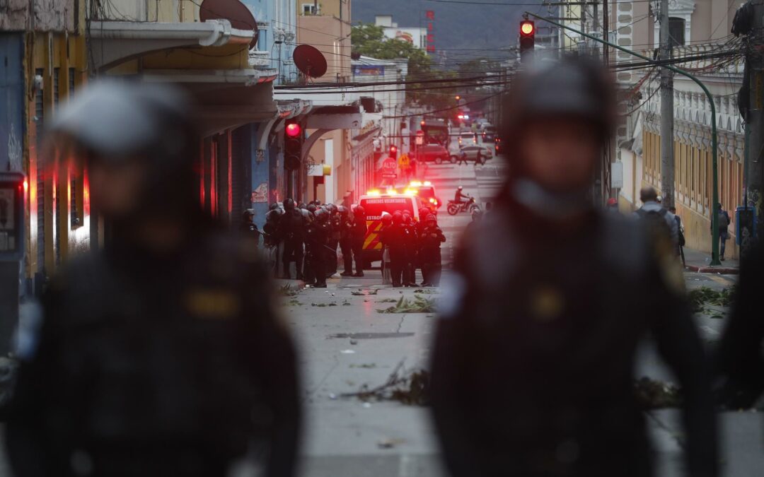 Exmilitares guatemaltecos asaltan el Congreso para pedir compensaciones