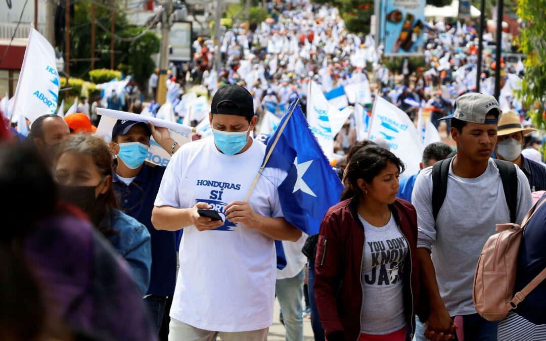 Miles de personas marchan en Honduras en apoyo al candidato oficialista y contra el aborto