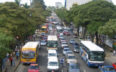 Los latinoamericanos pasan 25 días del año en el transporte, según un estudio