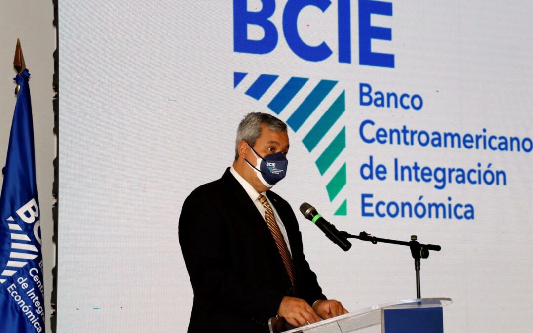 Piden dimisión de presidente de BCIE por colaborar con Gobierno nicaragüense