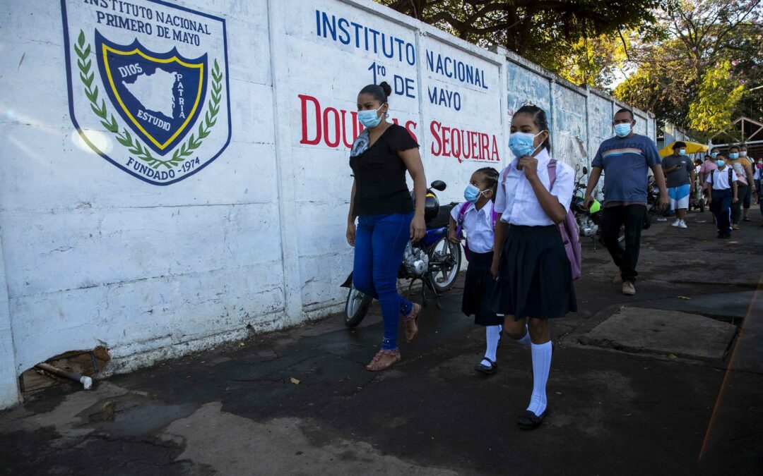Nicaragua abre el curso escolar 2022 y la mayoría de los alumnos acude con mascarillas