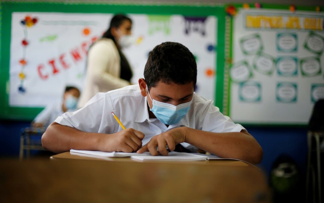 El Salvador inaugura el año escolar en el sector público en medio del alza de covid