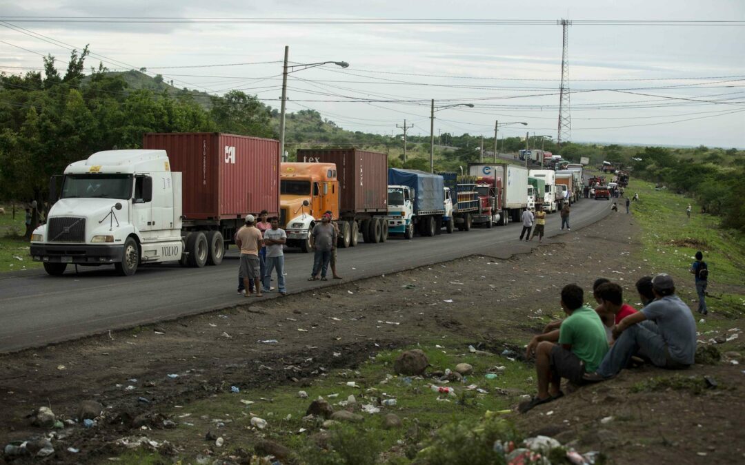Transportistas guatemaltecos bloquean carreteras debido a un seguro obligatorio