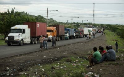 Transportistas guatemaltecos bloquean carreteras debido a un seguro obligatorio